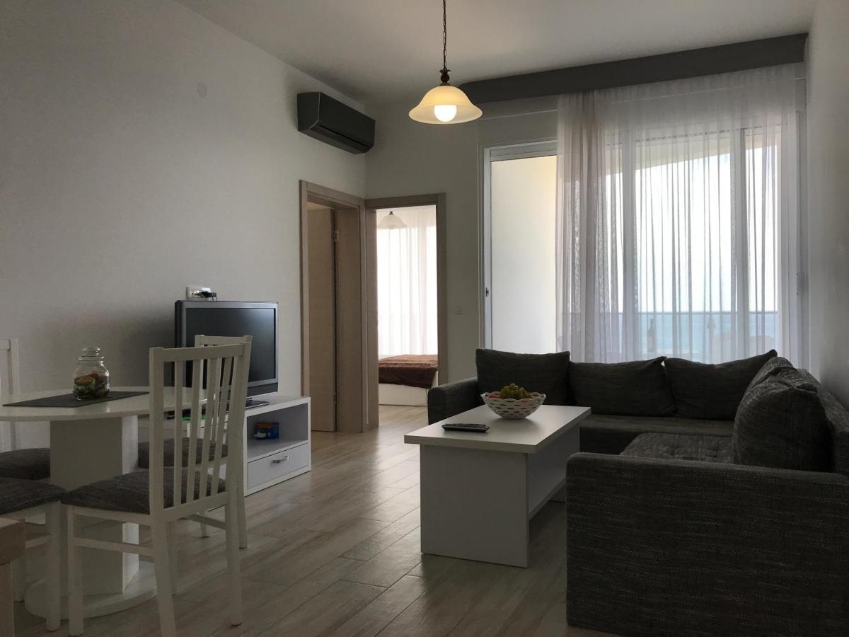 First Line Of The Sea 1 Apartment Dobra Voda Bagian luar foto