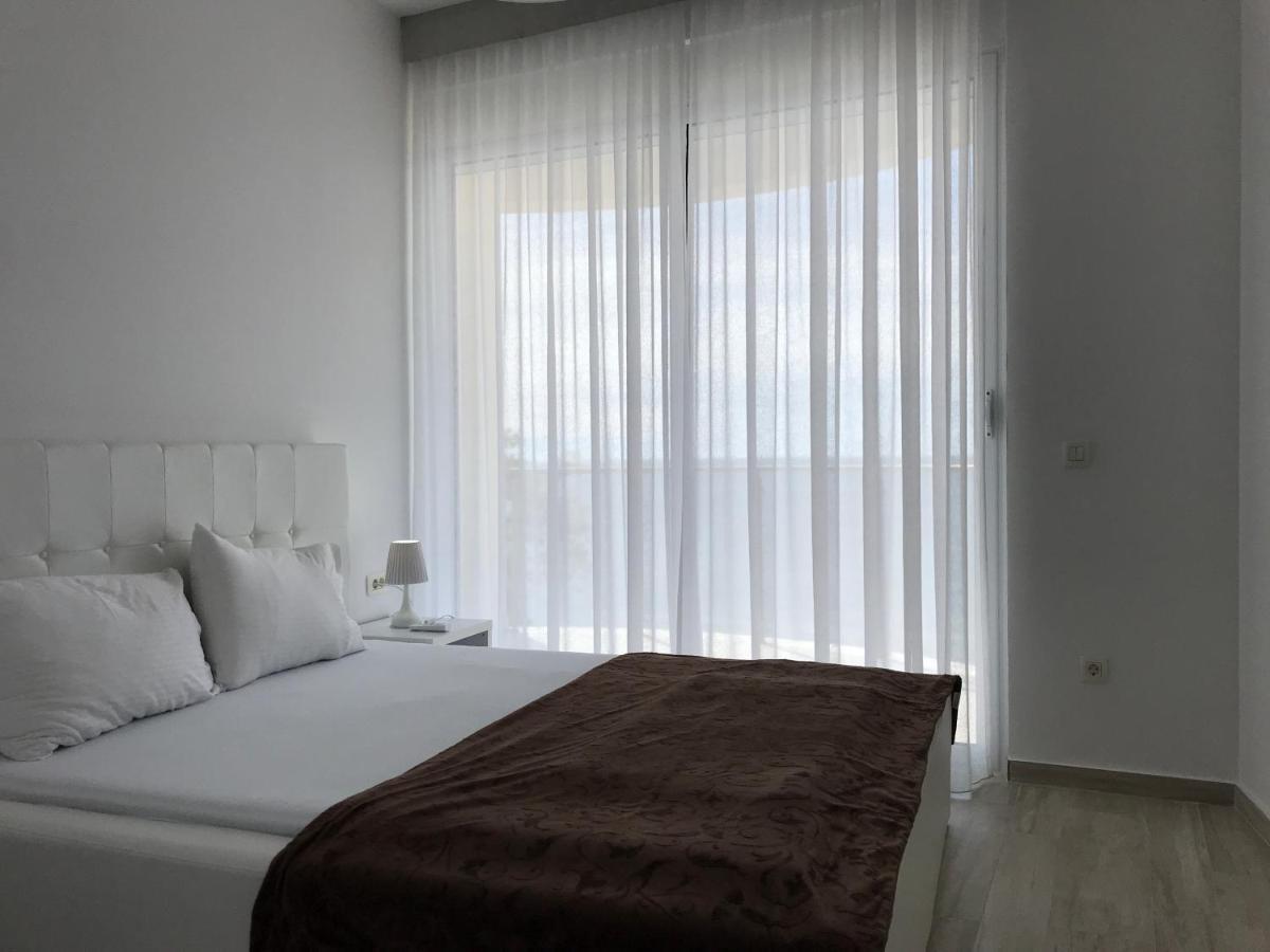 First Line Of The Sea 1 Apartment Dobra Voda Bagian luar foto
