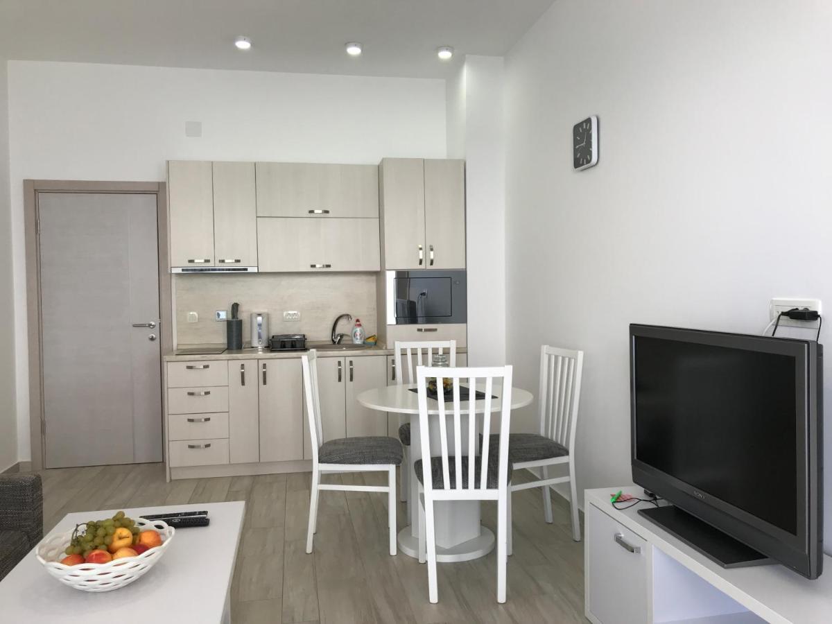 First Line Of The Sea 1 Apartment Dobra Voda Bagian luar foto