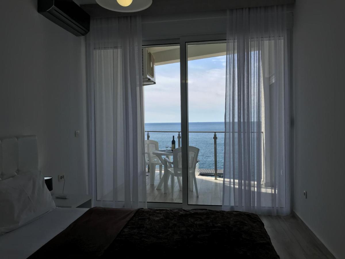 First Line Of The Sea 1 Apartment Dobra Voda Bagian luar foto