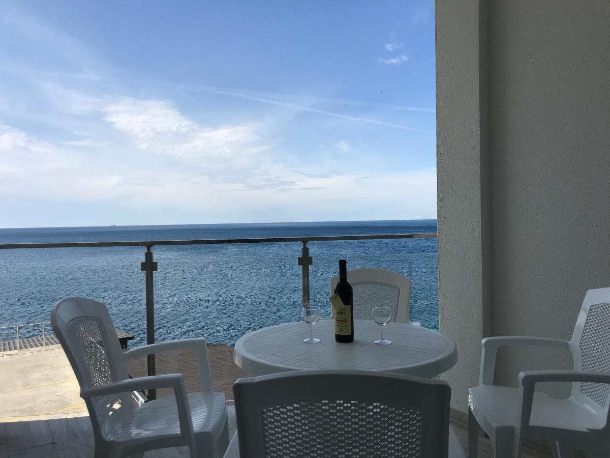 First Line Of The Sea 1 Apartment Dobra Voda Bagian luar foto