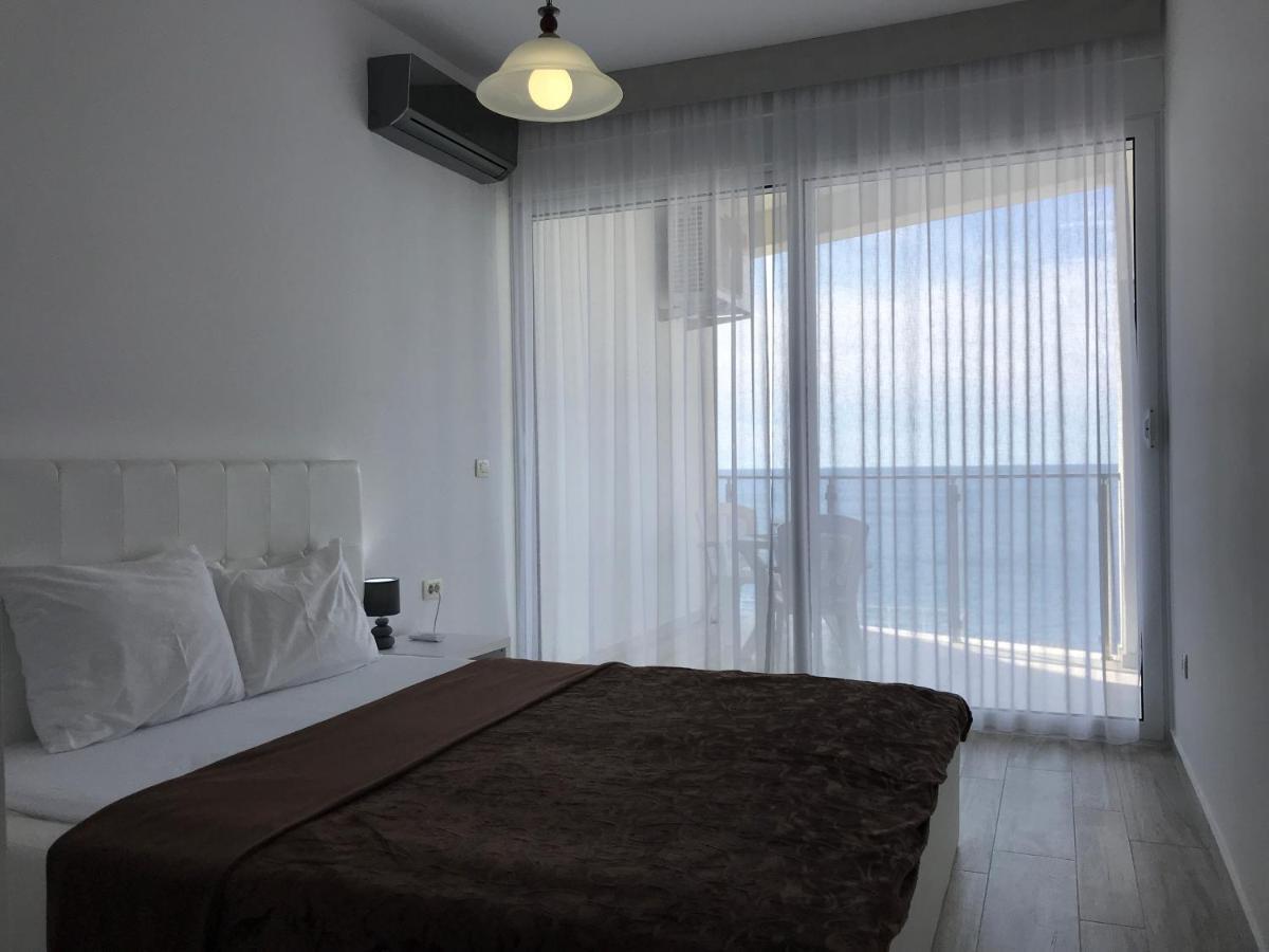 First Line Of The Sea 1 Apartment Dobra Voda Bagian luar foto